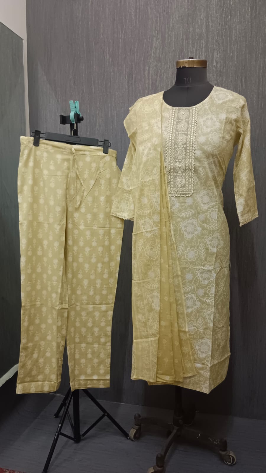 Golden Bloom 5693 - Image 2